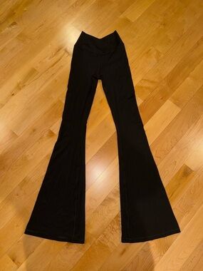 Offline by Aerie XS black crossover flare leggings ONLY WORN A FEW TIMES!!